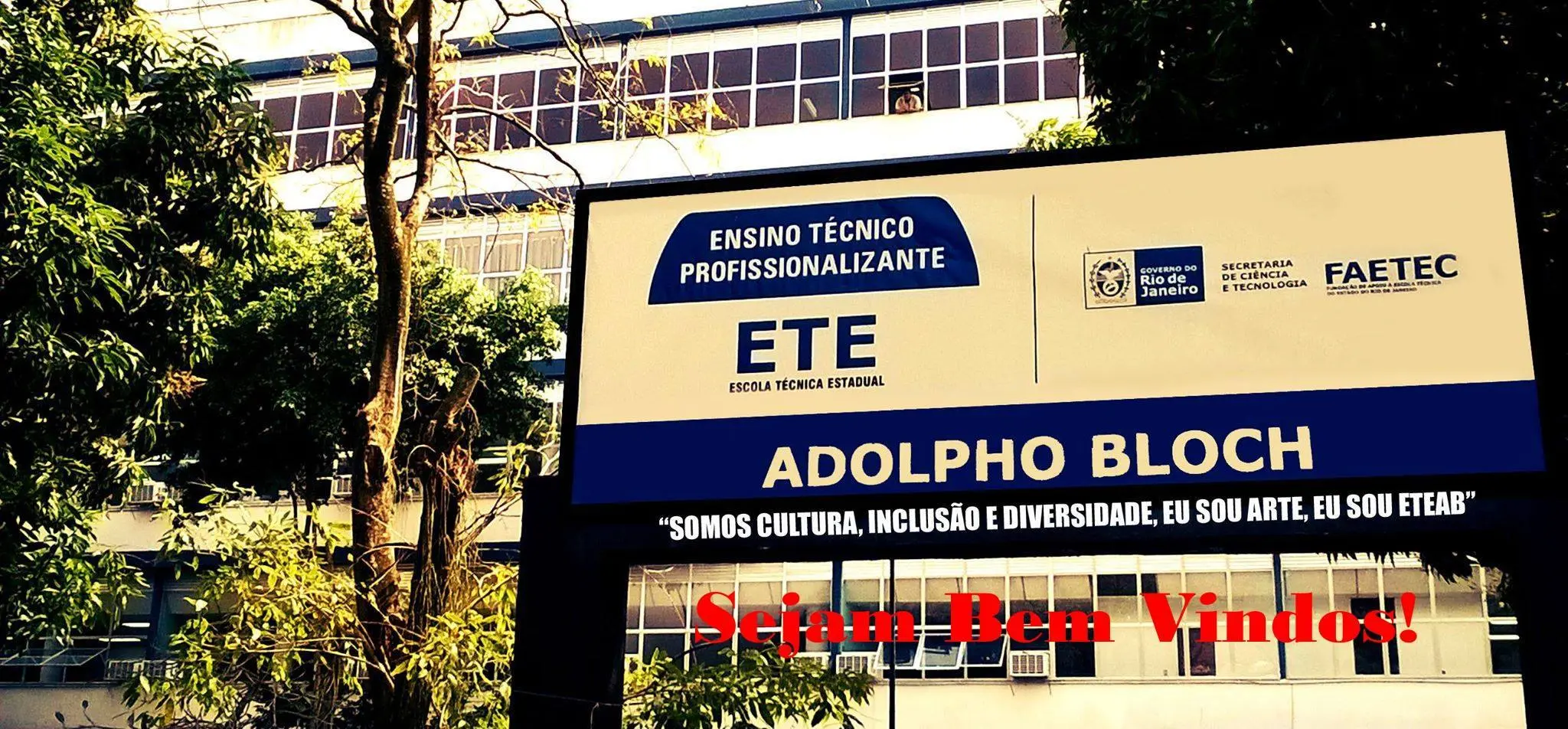 Cartaz informativo em frente a escola técnica, destacando inclusão e diversidade.