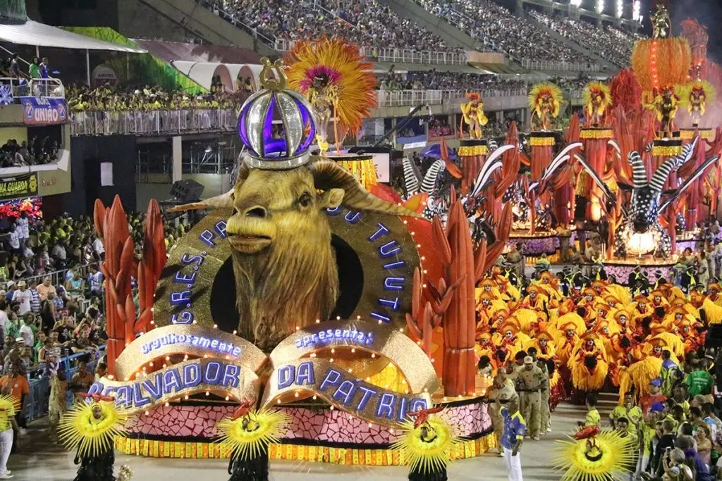 Carro alegórico com touro gigante em desfile de Carnaval.
