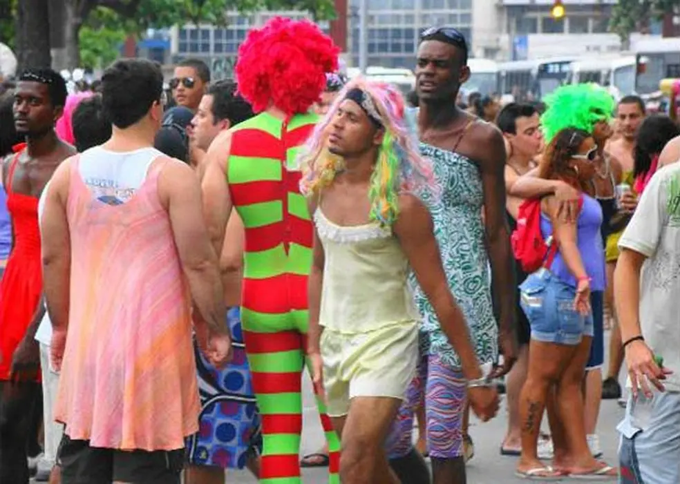 Multidão colorida em bloco de carnaval.