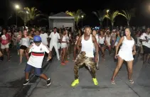 Baile noturno com danças animadas e cores vivas.