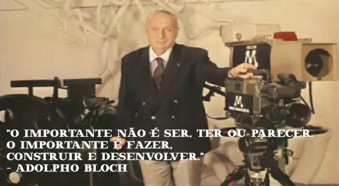Homem em estúdio de TV/cinema com equipamentos de filmagem, frase motivacional de Adolpho Bloch.