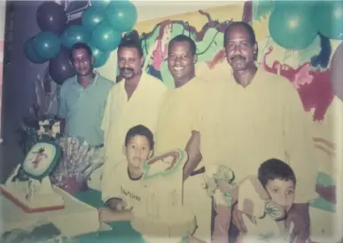 Família reunida em festa com flores e decoração festiva.