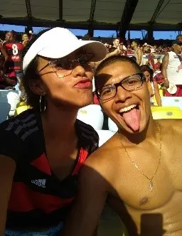 Dois atletas sorridentes em um estádio lotado durante um evento esportivo.