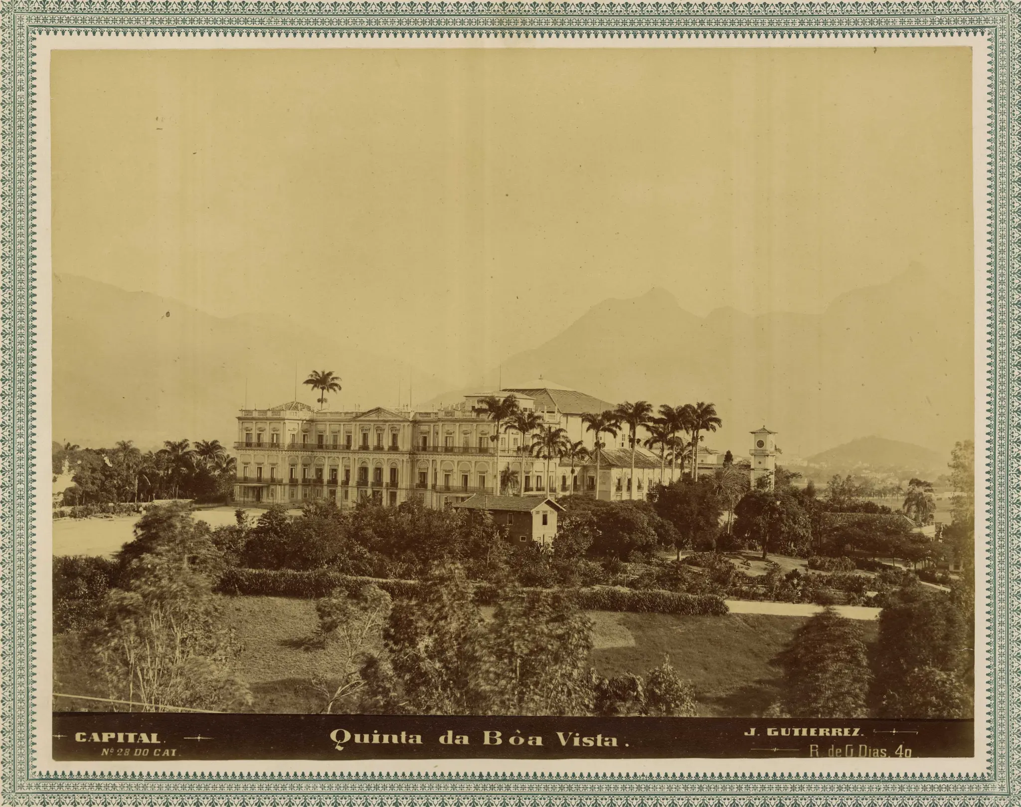 Casa clássica com jardim e montanhas nebulosas, Quinta da Boa Vista.