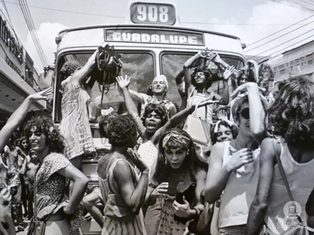 Multidão animada em frente a ônibus, festa dinâmica.