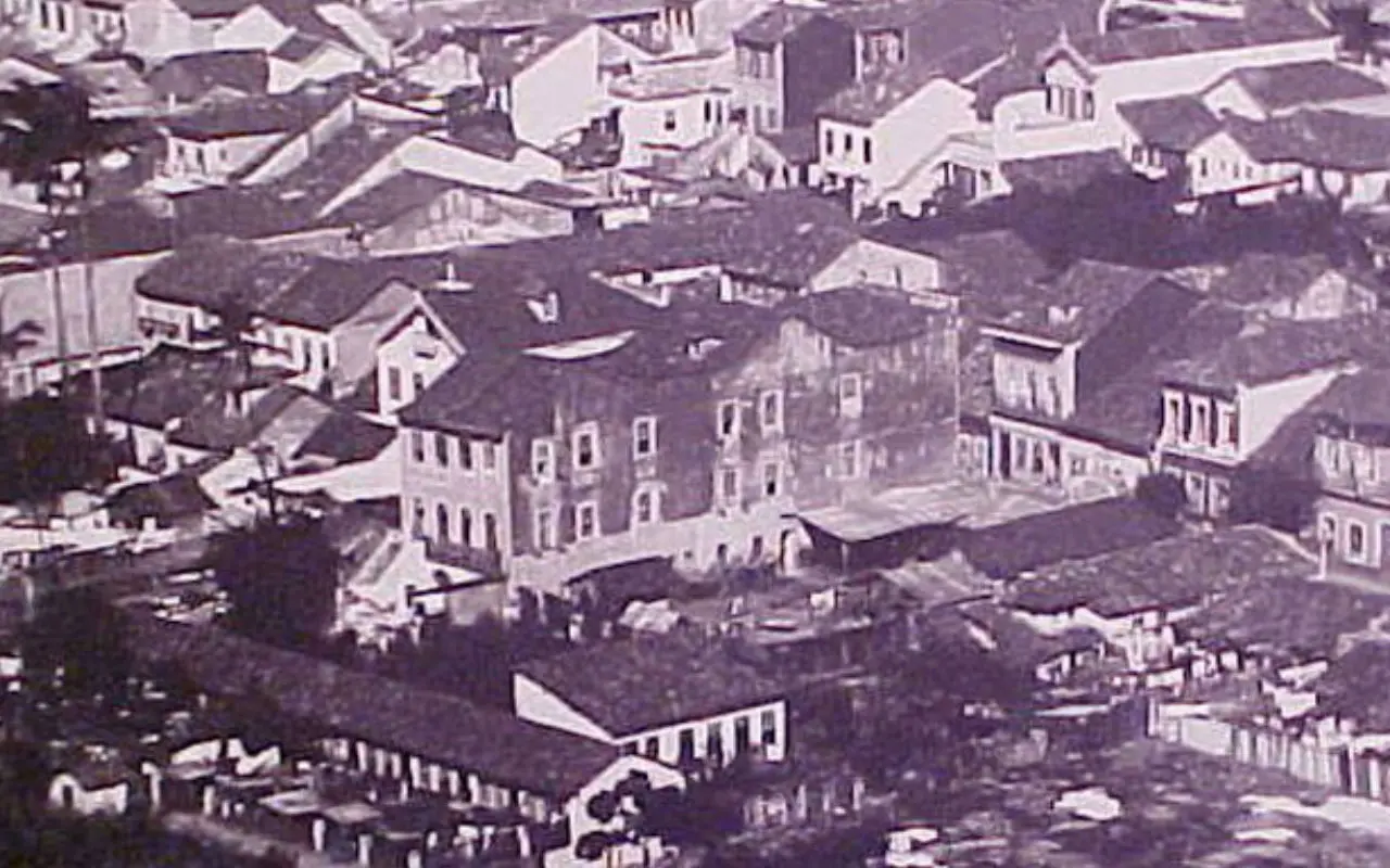 Edifícios urbanos antigos em tons de cinza.