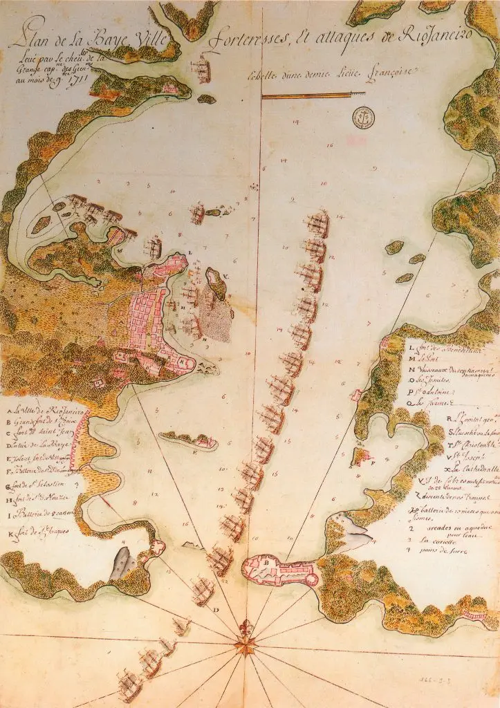 Mapa antigo com ilhas, água e embarcações.