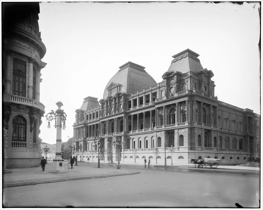 Edifício monumental com arquitetura clássica e praça em preto e branco.