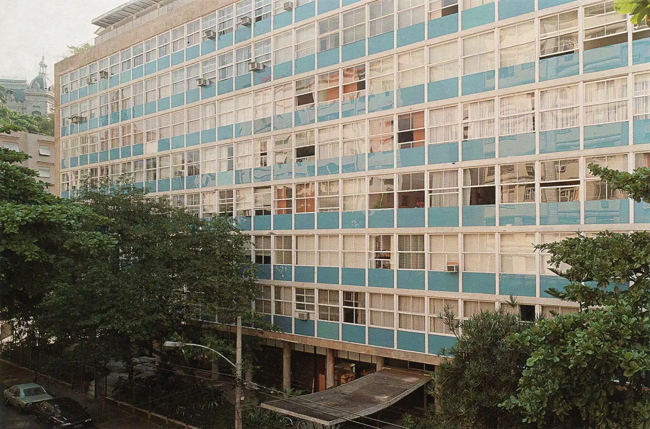 Edifício residencial com varandas e janelas regulares.