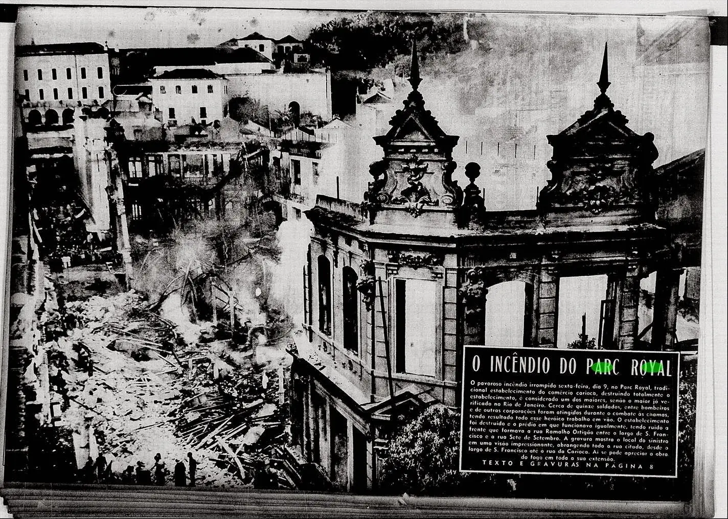 Incêndio em edifício clássico "Parc Royal" com destroços e fumaça.