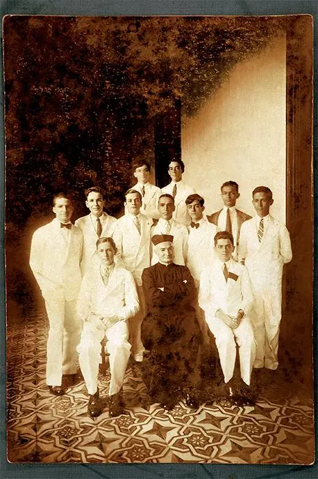 Grupo de homens em ternos formais, início do século XX.