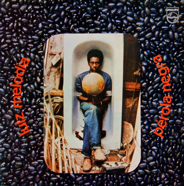 Capa de álbum musical com grãos pretos, Luiz Melodia e Pérola Negra.