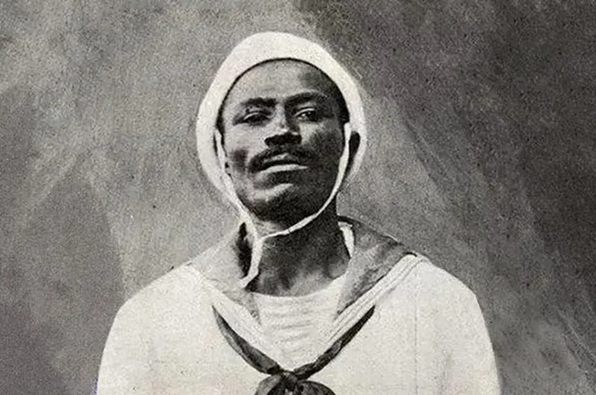 Homem em uniforme de marinheiro, preto e branco.