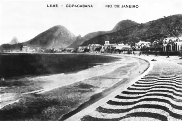 Fotografia antiga de Leme-Copacabana, Rio de Janeiro, com montanhas, construções e praia.