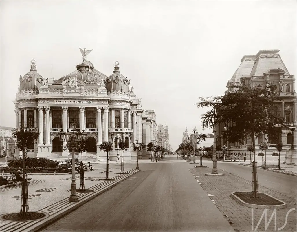 Teatro Municipal em preto e branco, dia claro.
