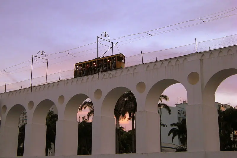 Trem elétrico sobre arcos brancos em São Paulo.