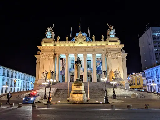 Palácio Tiradentes noturno, São Paulo, arquitetura clássica.