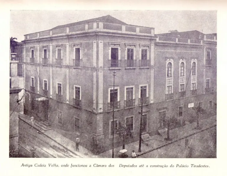 Edifício histórico com escada e fachadas regulares, antiga cadeia onde funcionou a Câmara dos Deputados.