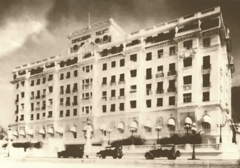 Edifício Copacabana Palace em preto e branco, fachada clássica e simétrica.