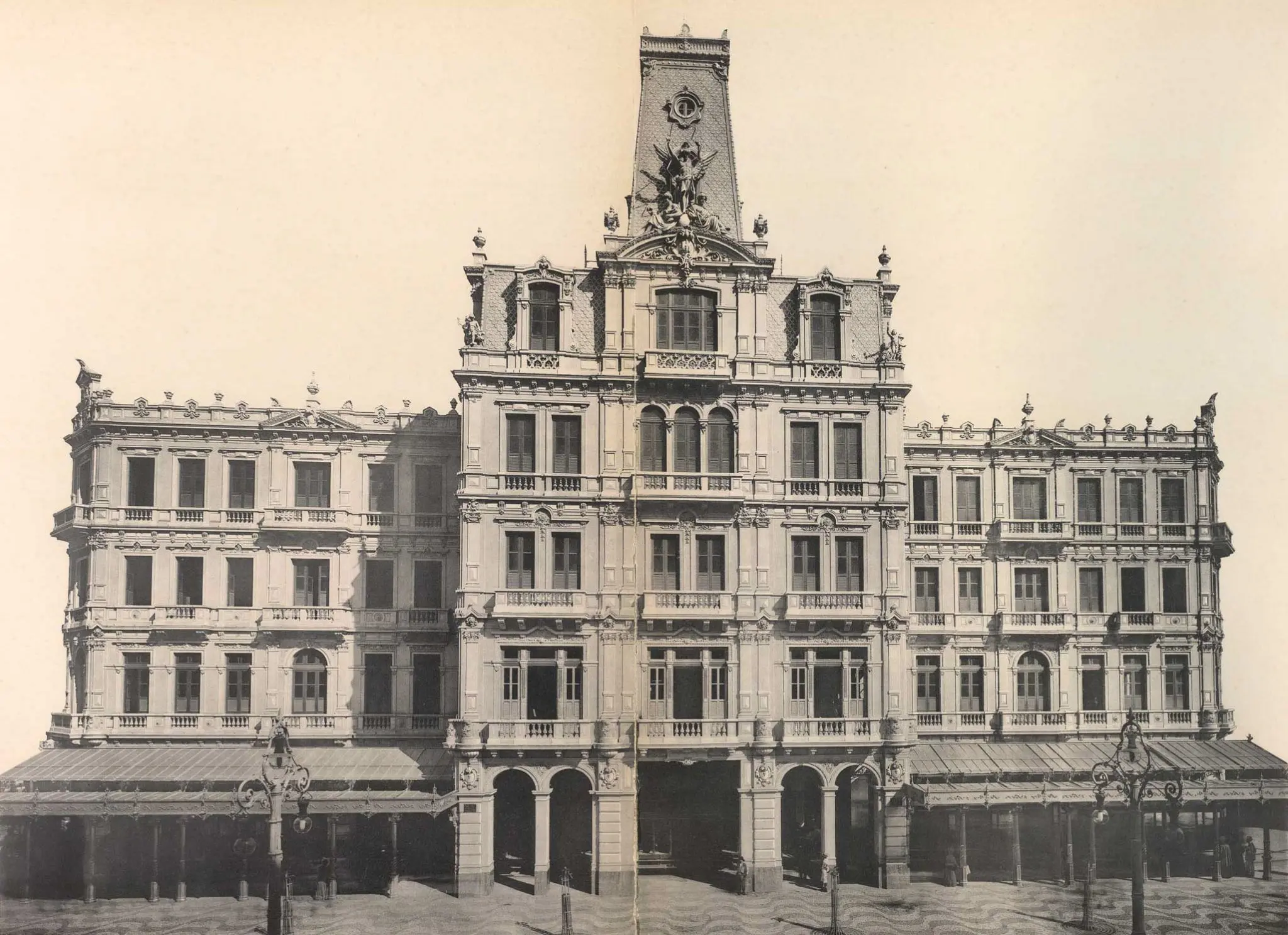 Edifício clássico em preto e branco com torre ornamental.