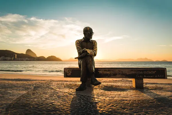Monumento em praia com vista para o mar, Carlos Drummond de Andrade.