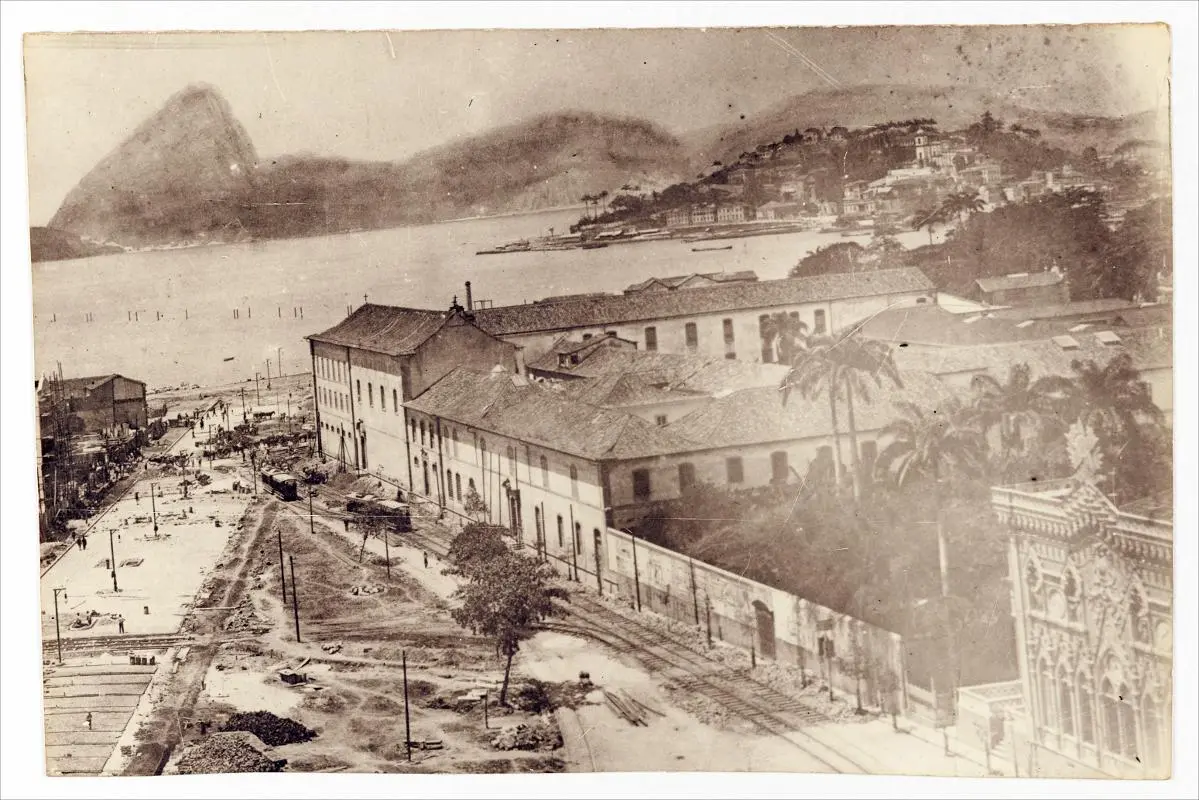 Cidade costeira antiga com Convento da Ajuda.