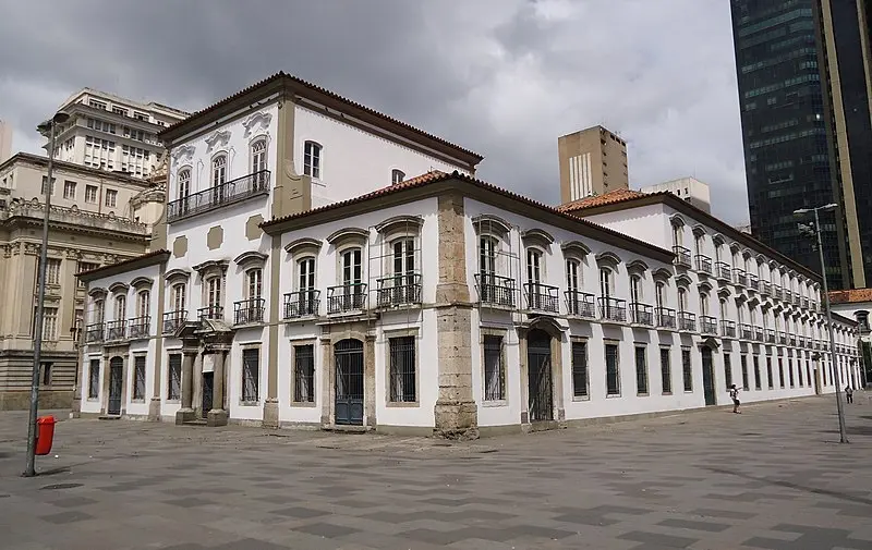 Edifício histórico em São Paulo, mistura arquitetônica antiga e moderna.