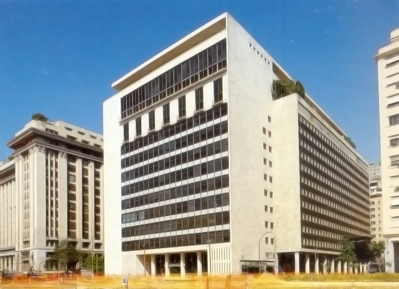 Edifícios modernos em cidade com céu azul claro.