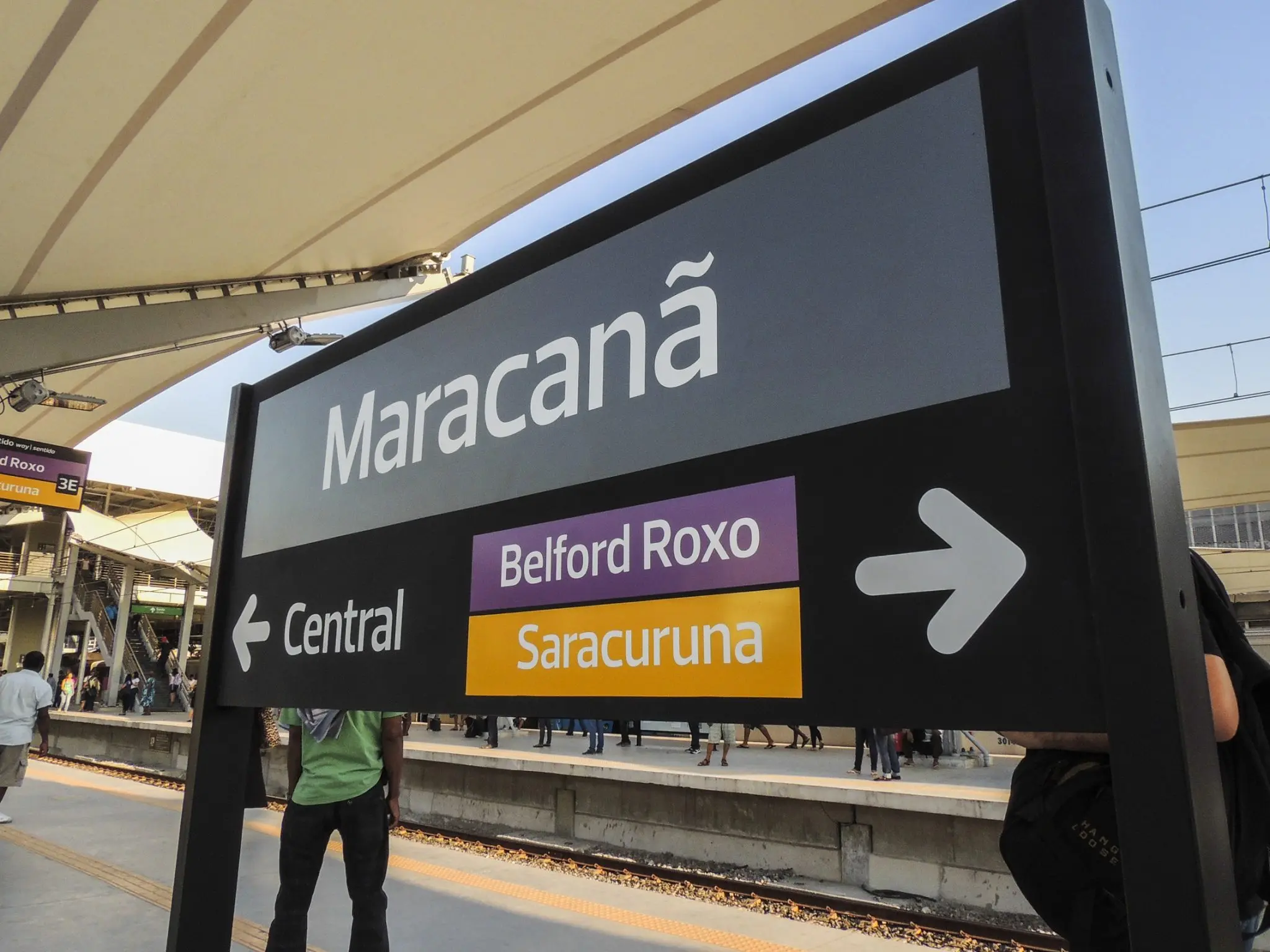 Placa informativa em estação ferroviária, destino Maracanã.