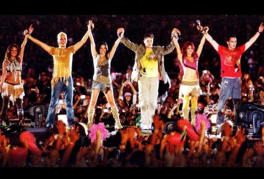 Um show no Maracanã com seis pessoas celebrando.