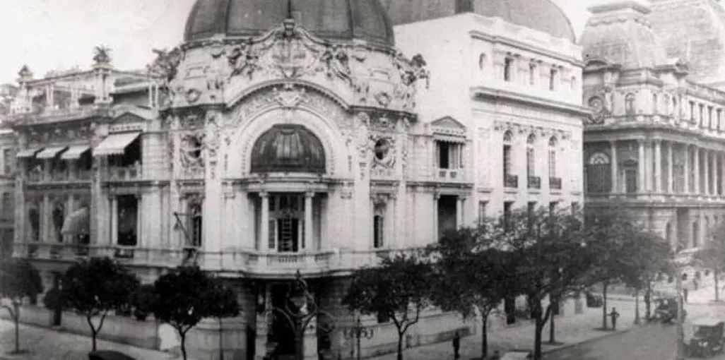 Edifício histórico com colunas, cúpulas e entrada monumental.