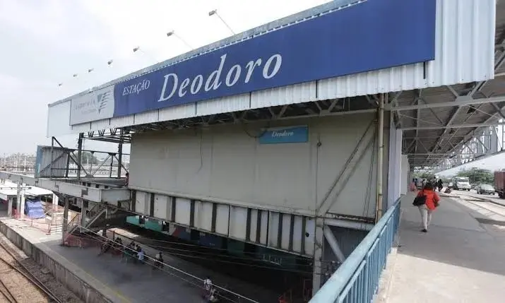 Estação Deodoro com plataforma de espera e árvore verde ao fundo.