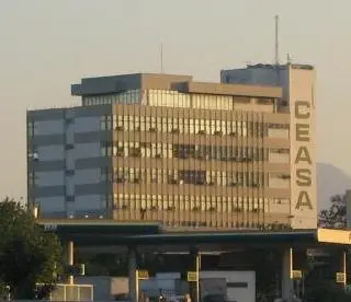 Edifício moderno urbano com fachada clara e prédio alto com "CEASA" azul.