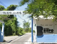 Museu localizado em Colônia Juliano Moreira, com árvores e placa azul.