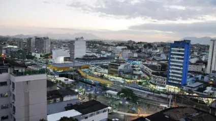 Cidade urbana durante o crepúsculo, com edifícios residenciais e comerciais.