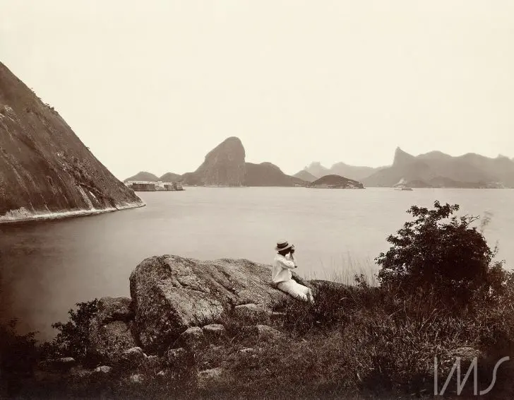 Fotografia antiga da Baía de Guanabara, 1890, com rocha íngreme e montanhas.