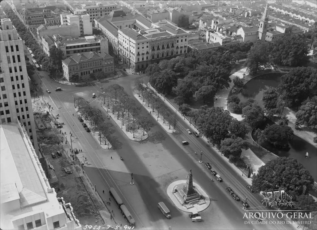 Cidade com edifícios, praça e parque.