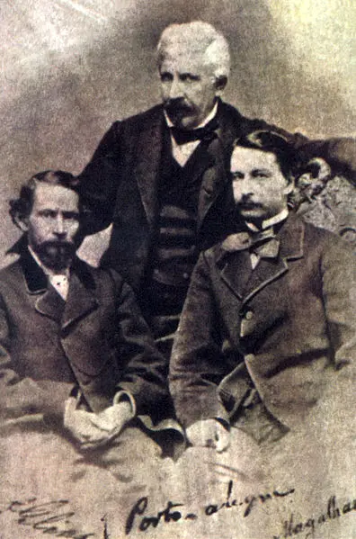Três homens em ternos formais do século XIX, Porto Alegre.