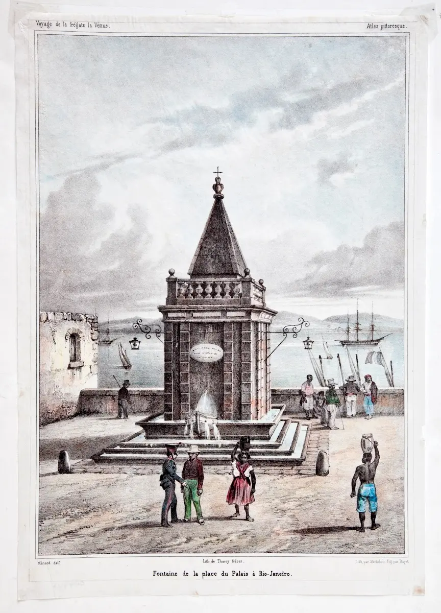 Monumento com cúpula triangular em frente ao mar, com pessoas distribuídas ao redor.