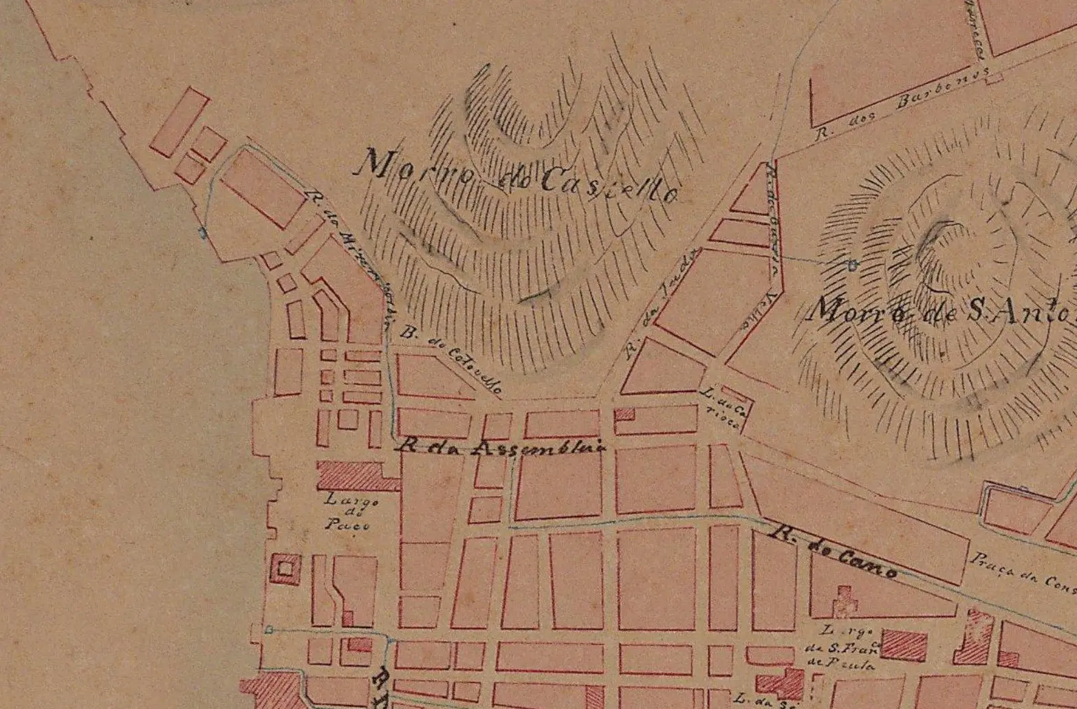 Mapa urbano antigo com ruas, edifícios e dois montes marcados.