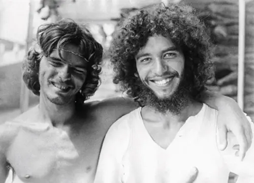 Dois homens sorridentes abraçados, memória pessoal sobre poesia.