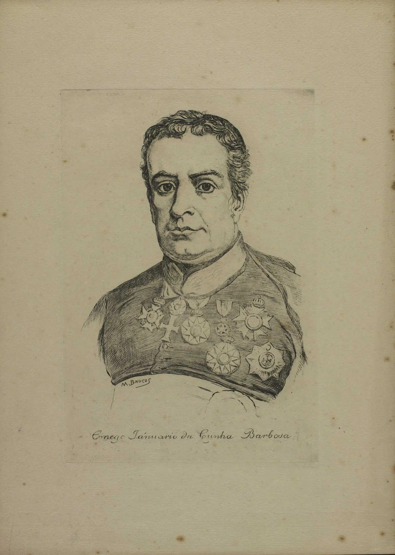 Retrato em preto e branco de homem com colar de medalhas.