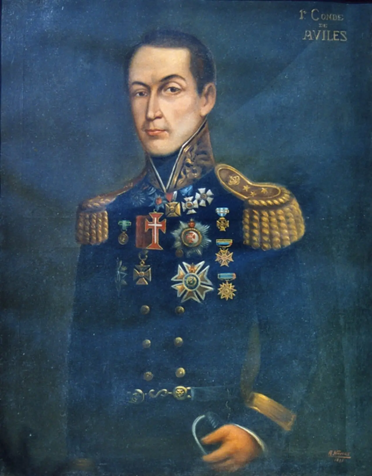 Homem militar azul com medalhas, segurando espada, retrato centralizado.