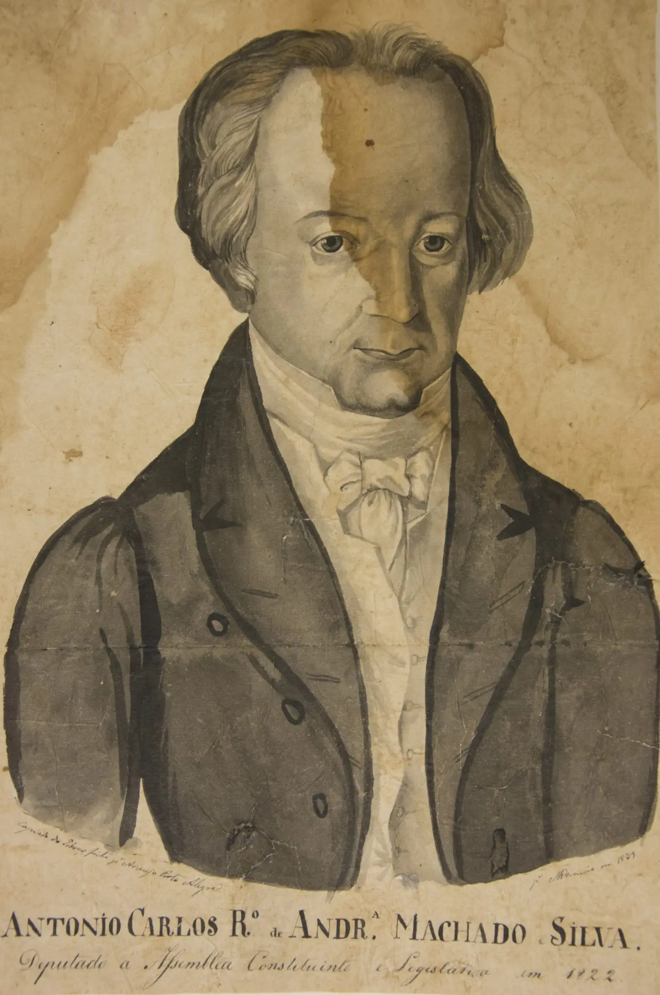 Retrato de homem em preto e branco, expressão serena, fundo amarelado.