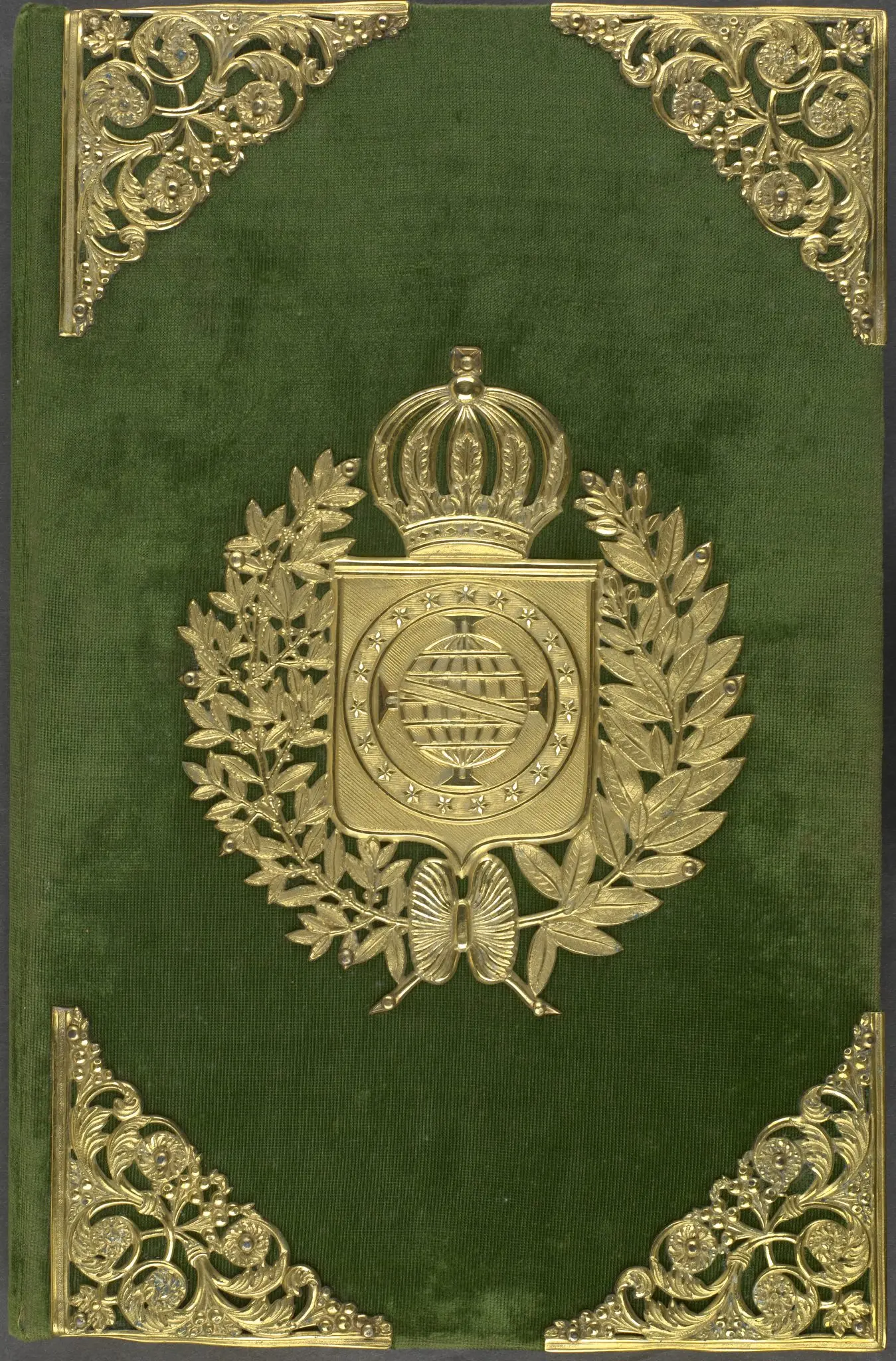 Capa verde com ornamentos dourados e escudo com coroa e globo terrestre.
