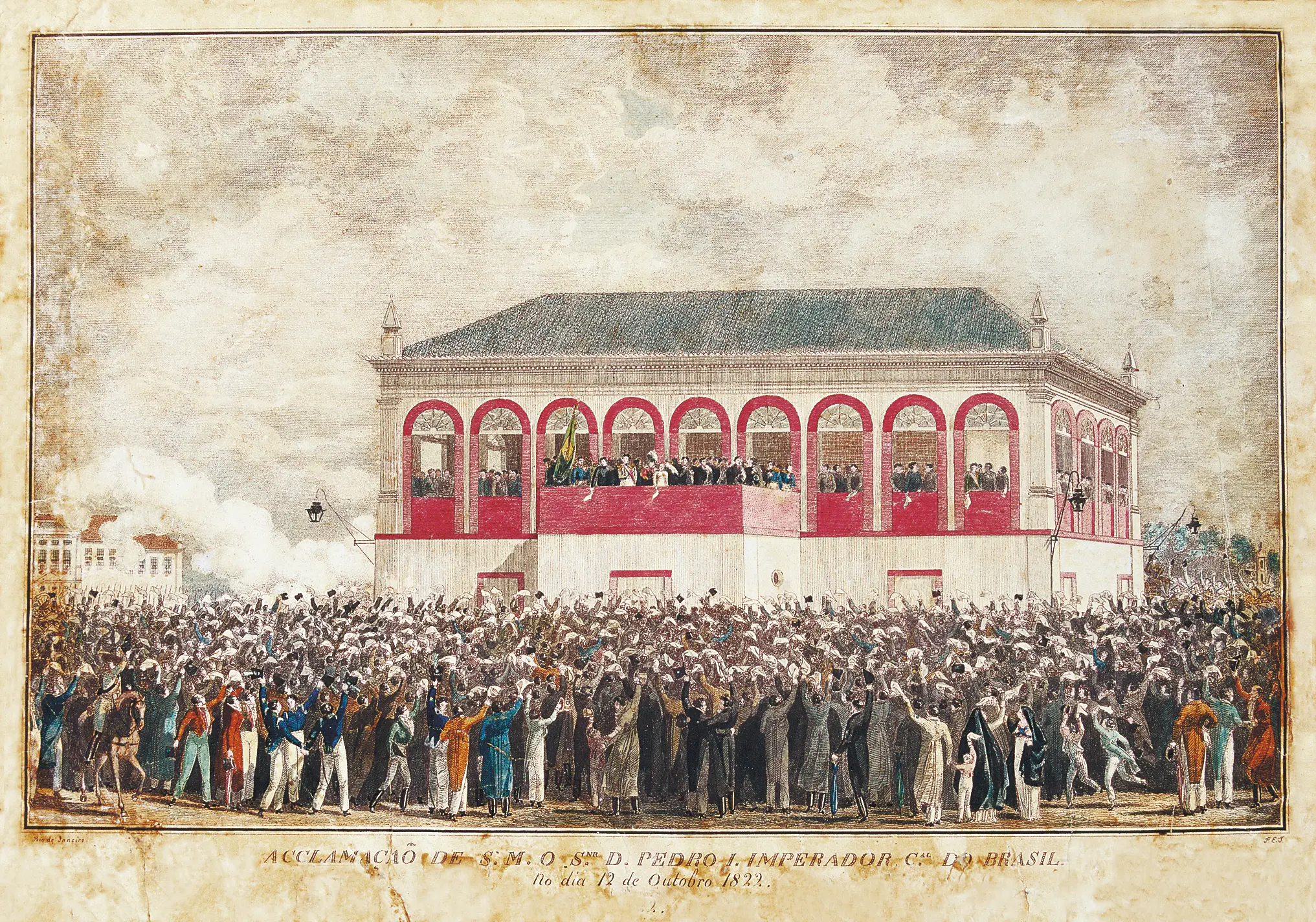 Multidão em frente a edifício clássico com arquitetura rosa e inscrição histórica.