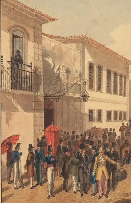 Pintura histórica com edifício, varanda, porta vermelha e multidão em trajes formais do século XIX.