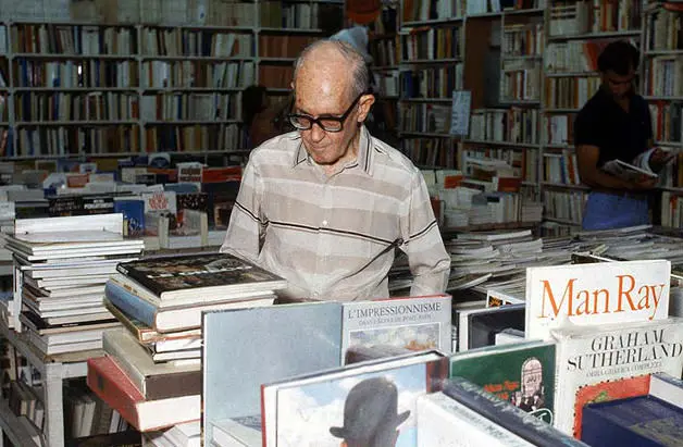 Livro em mãos, leitura em foco.