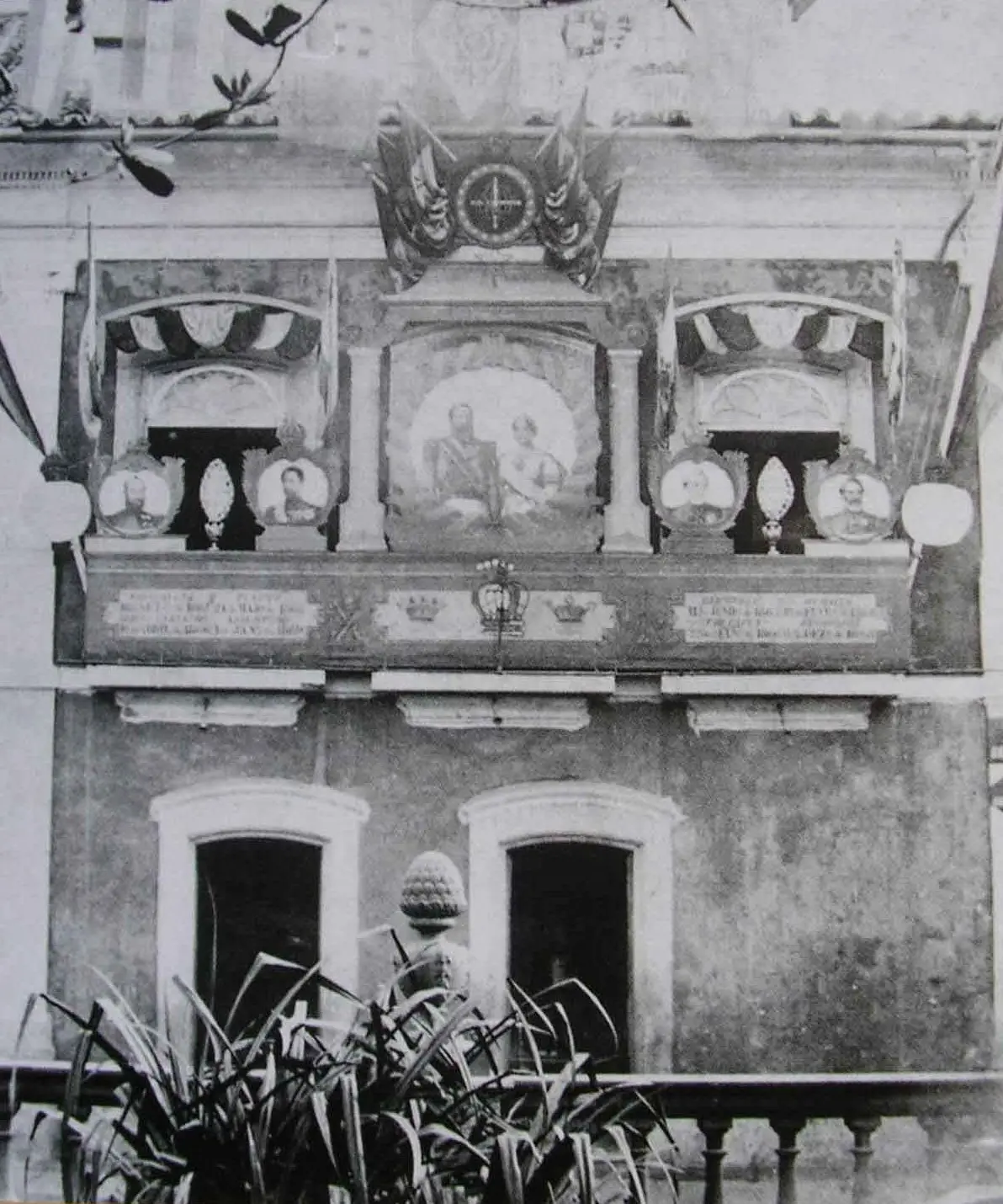 Edifício antigo com janelas e decorações ornamentais.