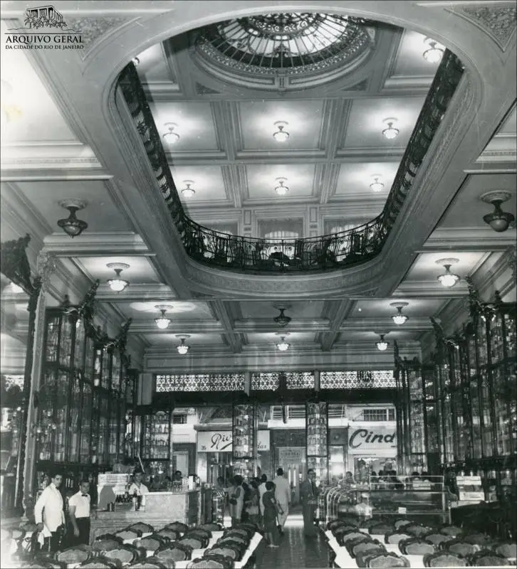 Interior de loja antigo com vitrines e recepção.
